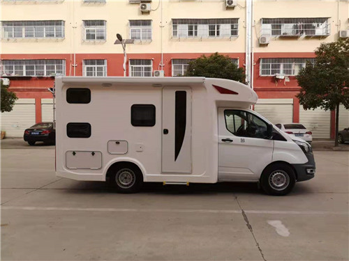 隨州首臺福特全順汽油版自動擋C型房車已完工