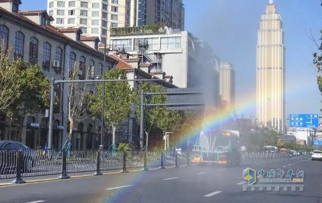 從抑塵到消毒，解放灑水抑塵車防疫消毒實(shí)力為人民服務(wù)！