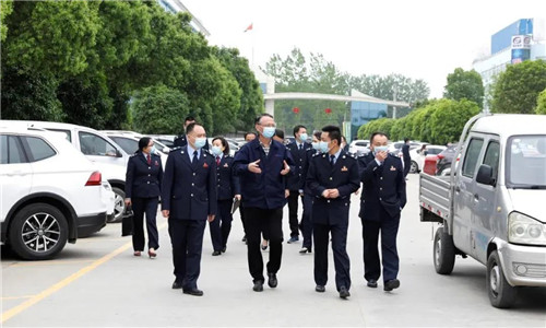 頭條：隨州市稅務(wù)局第一稽查局干部職工與程力汽車汽車集團共同舉辦“減稅費優(yōu)服務(wù)，助復產(chǎn)促發(fā)展 ”黨建下基層活動