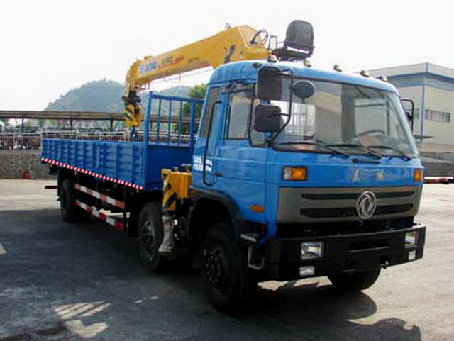 東風小三軸隨車起重運輸車