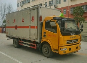 國五東風(fēng)多利卡爆破器材運(yùn)輸車